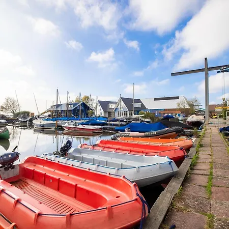 De Watersport Groepsaccommodatie - 50 Pers *