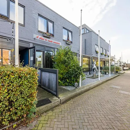 De Watersport Groepsaccommodatie - 50 Pers Kaag