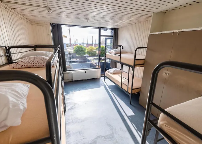 De Watersport Groepsaccommodatie - 50 Pers Holiday home