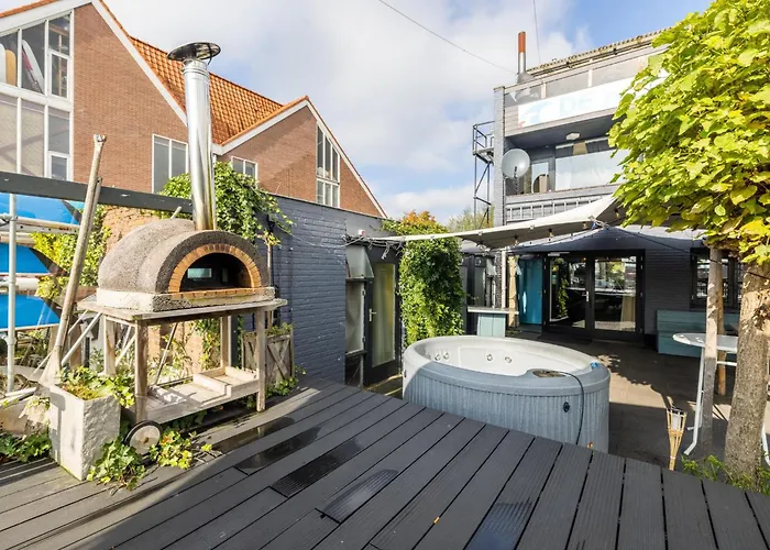 De Watersport Groepsaccommodatie - 50 Pers Holiday home